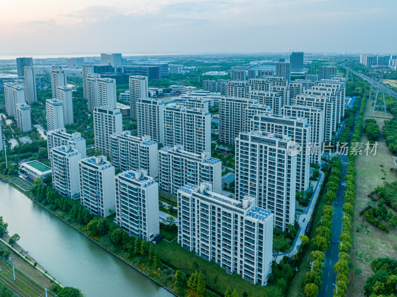 航拍夏季日落苏州高新区科技城北部建筑河流