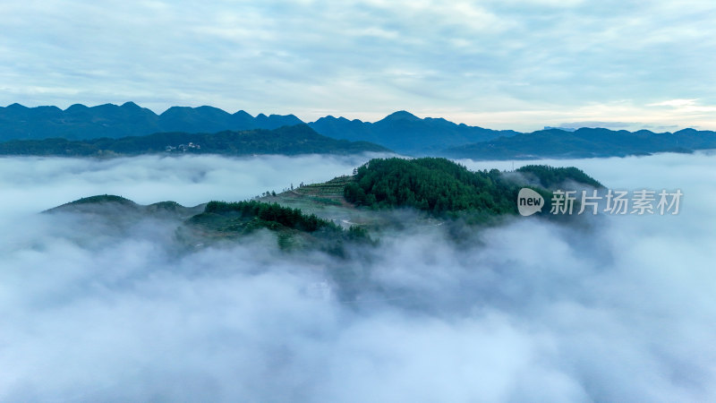 重庆酉阳：黄连村山峦间的金色晨曦