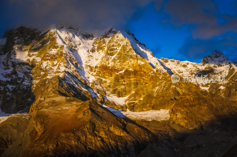 雪山日照金山自然风景