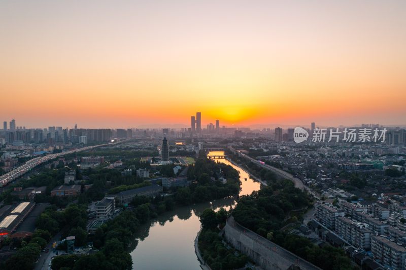 日落时南京秦淮河与大报恩寺