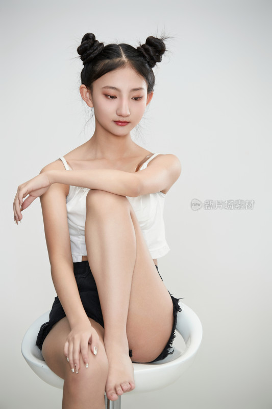 白色背景下身穿中国传统服饰的少女