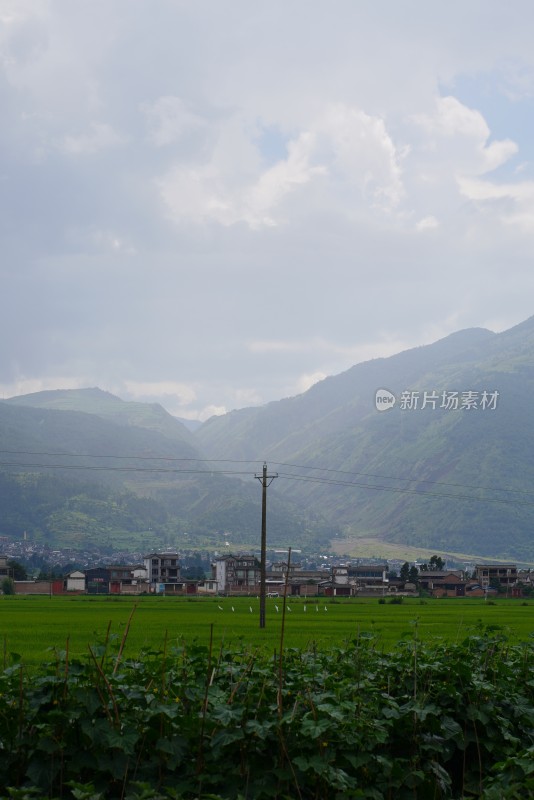 田野乡村与远山风景