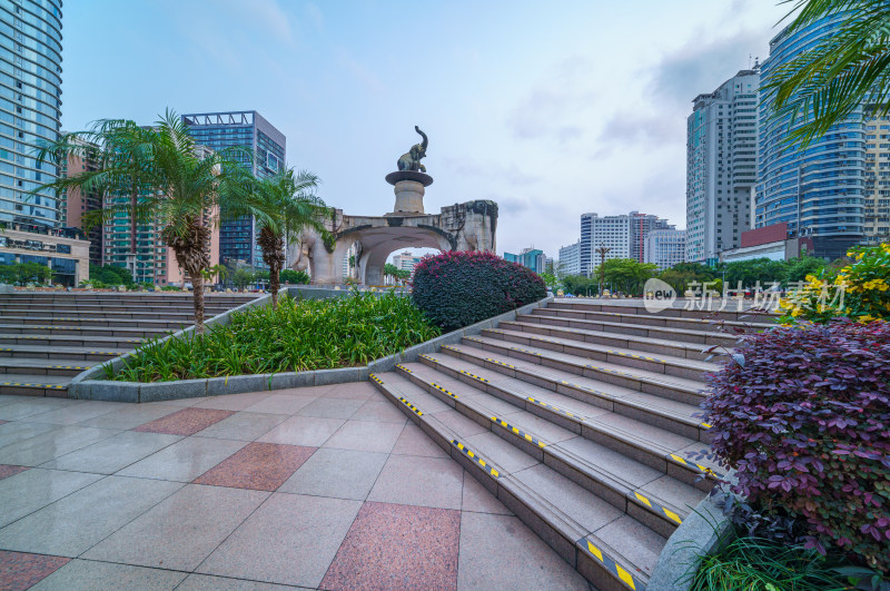 南宁金湖广场五象雕塑与城市中心高楼建筑