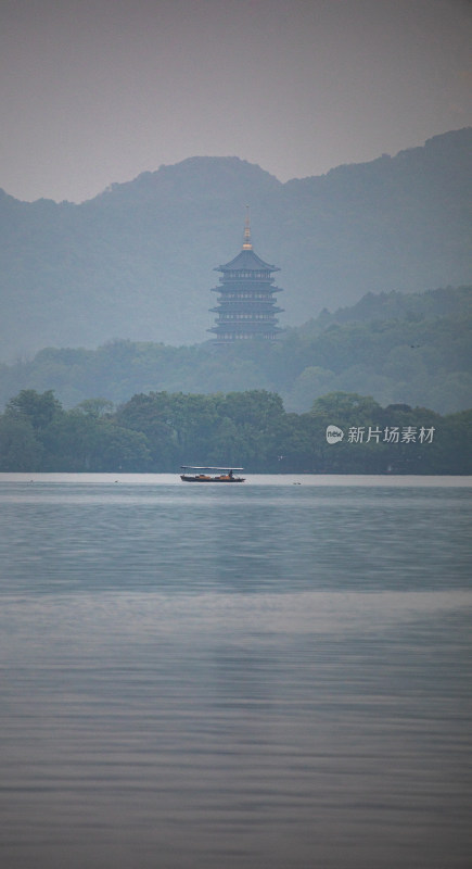 雾色中的西湖山水雷峰塔景观