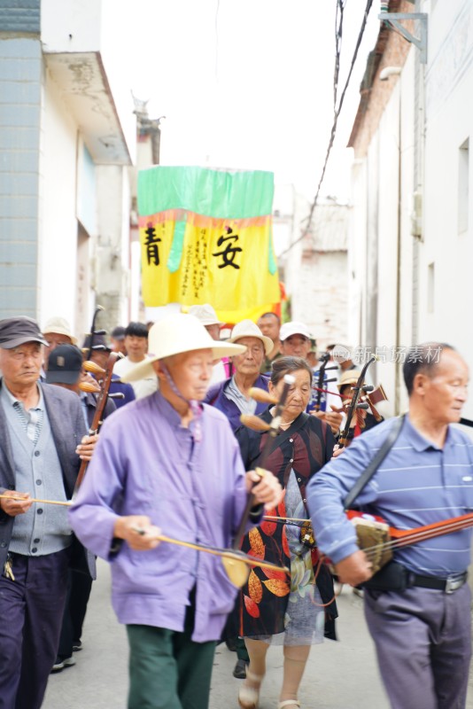 大理白族端午节身着民族服饰人们