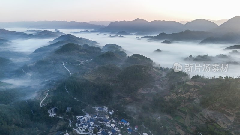 重庆酉阳：霜降后的山坡“红似火”