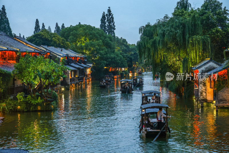 梅雨季的乌镇西栅夜景