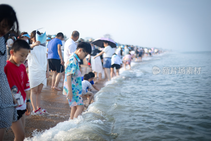 夏天海边游客游玩