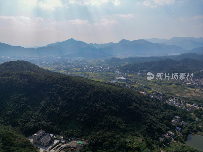 航拍蓝天白云下的青山河流村庄风光