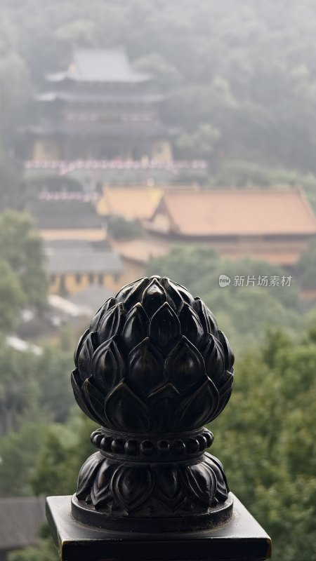 莲花雕饰下的古寺庙建筑远景