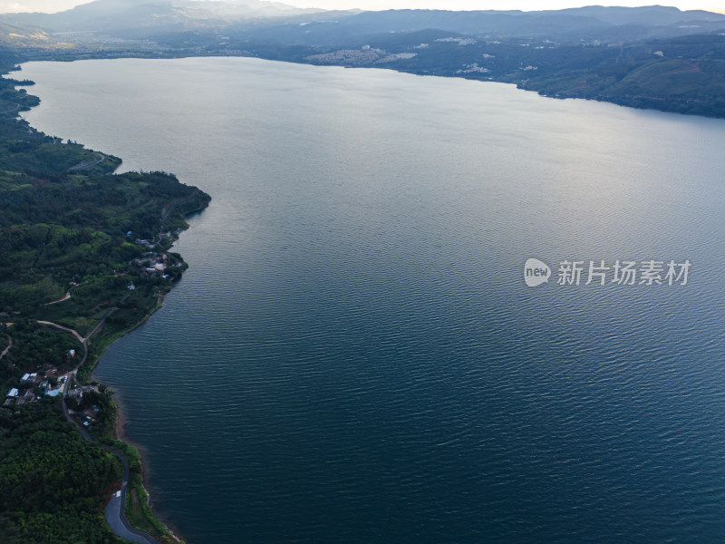 航拍蜿蜒山路与碧蓝湖泊