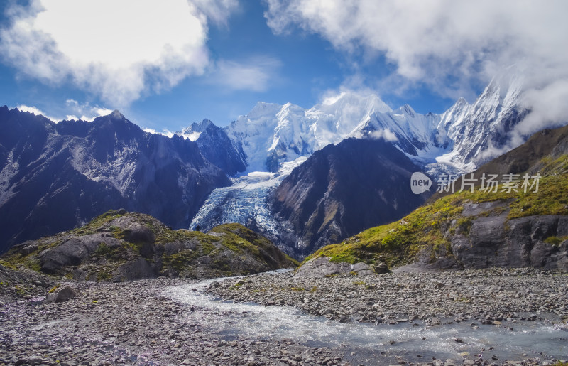 云雾中雪山冰川自然风景