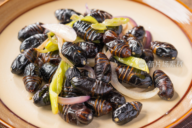 中国东北特色美食干炒茧蛹