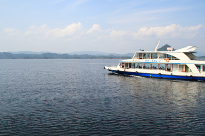 湖面上行驶的观光游船