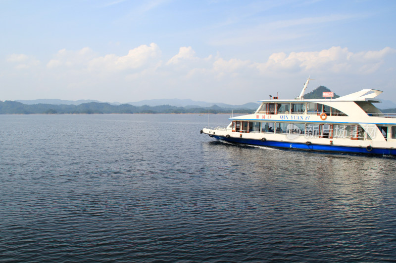 湖面上行驶的观光游船