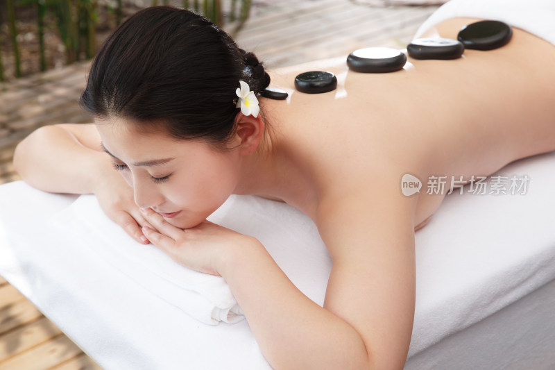 年轻女人在户外做SPA