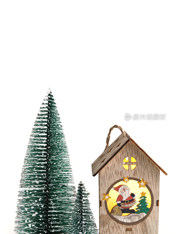 白色背景上的圣诞木屋和圣诞树