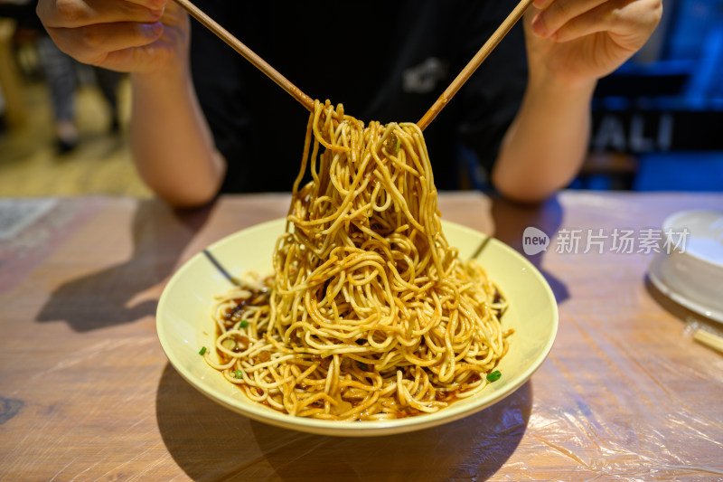 夜市上的美味小吃-麻酱凉面