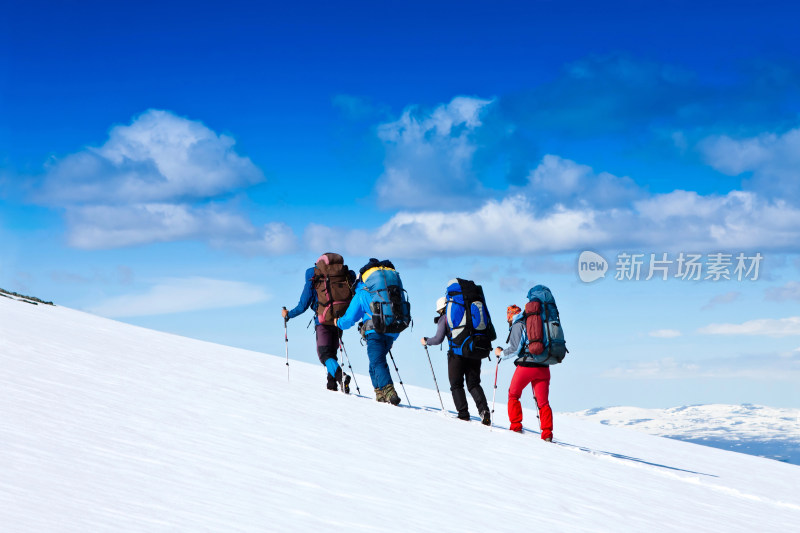 雪山徒步旅行者背影