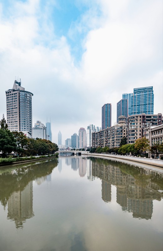 上海城市河流旁的高楼景观