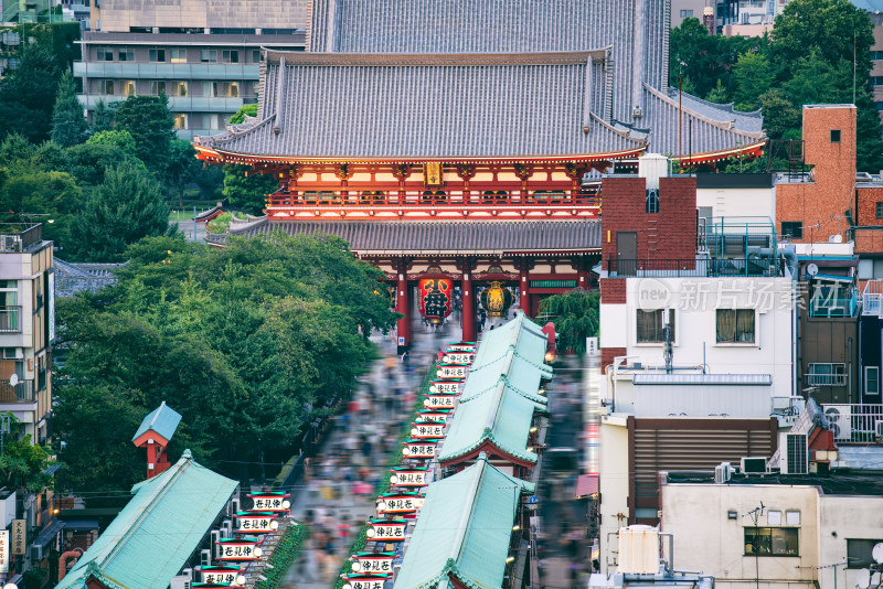 远眺日本东京浅草寺五重塔日落风光