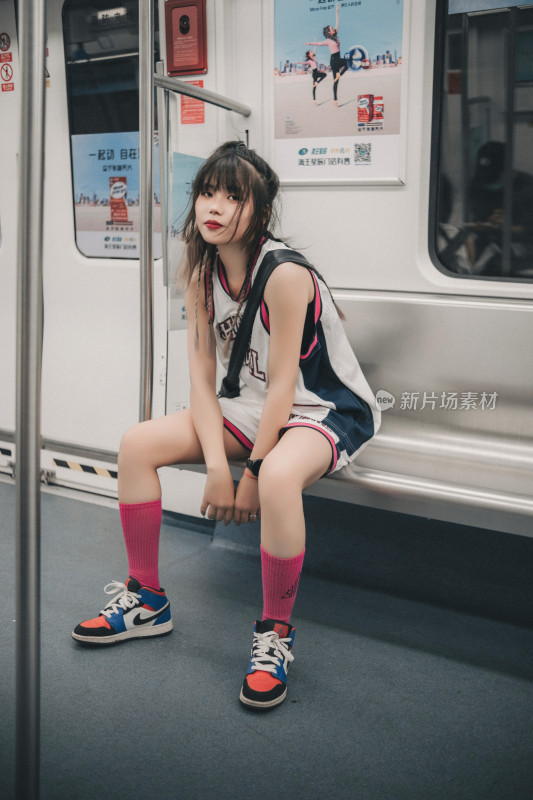 坐地铁的少女