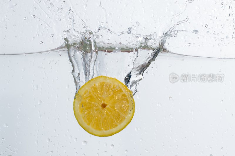 柠檬切片入水瞬间