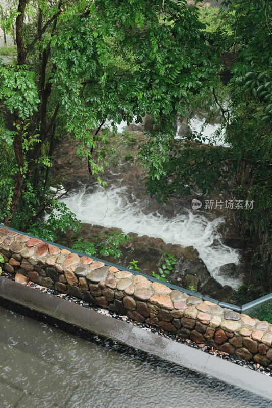 雨天山泉水流瀑布