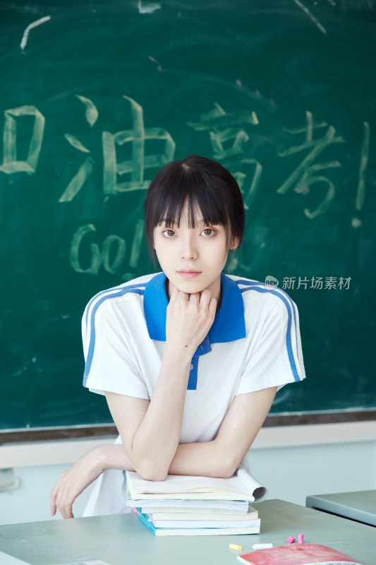 教室里讲台上为高考加油激励的高中生