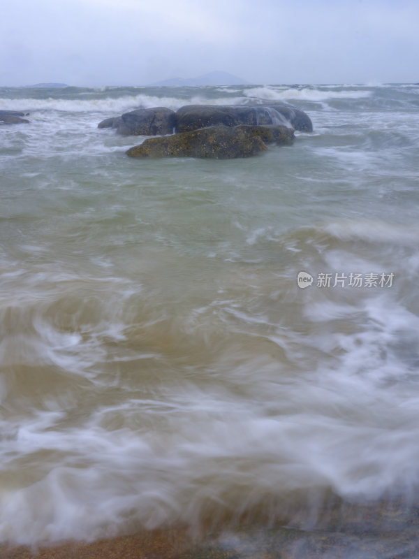 福建平潭岛海边礁石与海浪景象