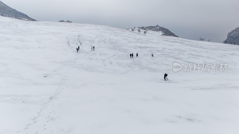 重庆酉阳：大雪纷飞赏雪忙