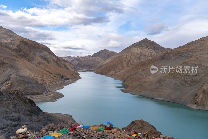 西藏日喀则满拉水库高原湖泊藏地山水画卷