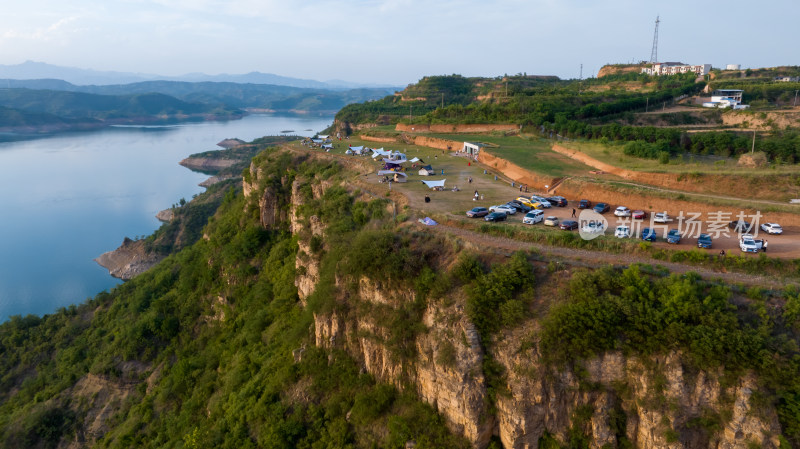 洛阳黄河岸边露营基地帐篷户外游客休闲旅行