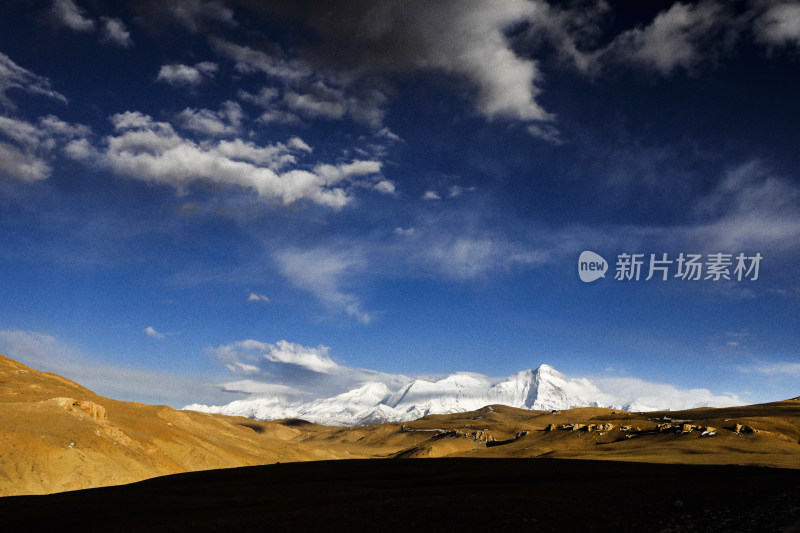 多云天气下的山地旷野自然景观