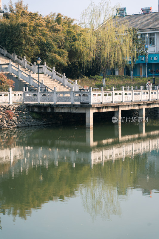 六安北塔公园水边石桥与岸边建筑风景