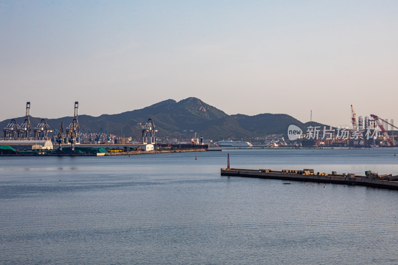 山东烟台山景区海滨风光码头建筑