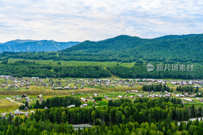 新疆阿勒泰地区禾木村夏季航拍风光