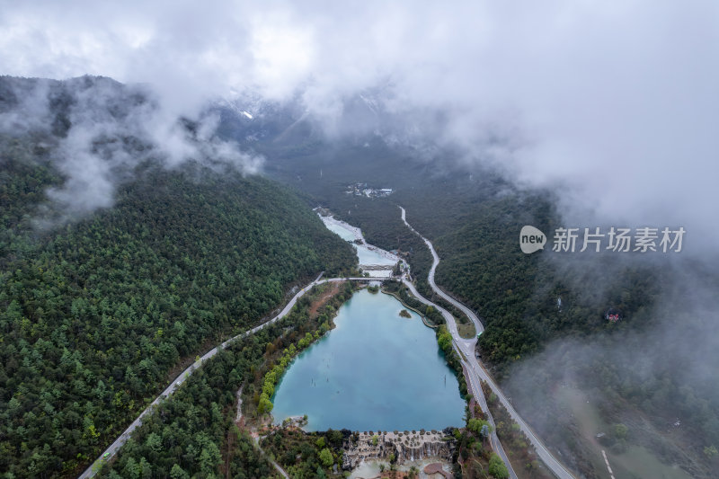 云南丽江玉龙雪山蓝月谷云雾缭绕高空航拍