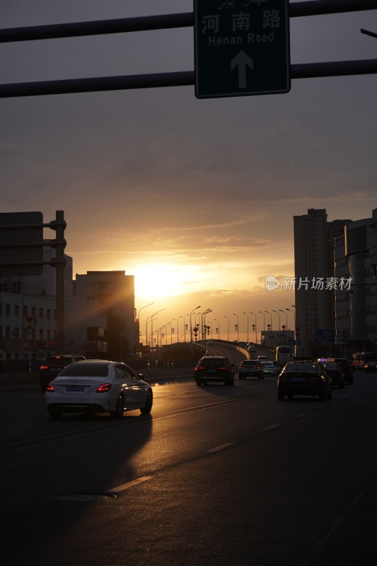 河南路夕阳下的城市街道车流