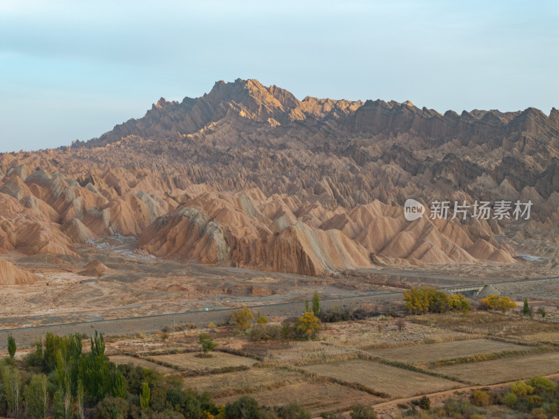 新疆南疆阿克苏库车天山红山石林大峡谷航拍