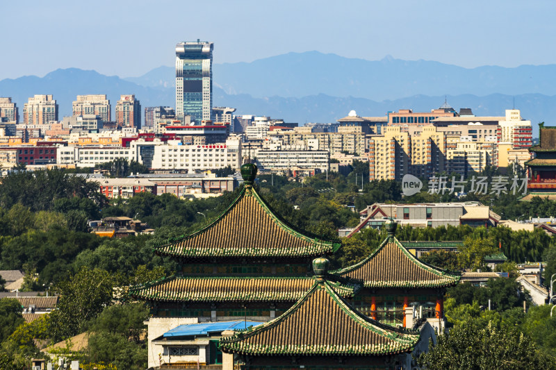 传统古建筑与现代高楼同框的城市景观