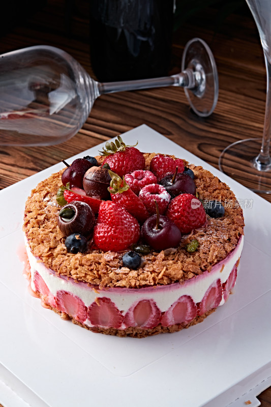 鲜水果点缀的鲜奶慕斯草莓烤坚果生日蛋糕