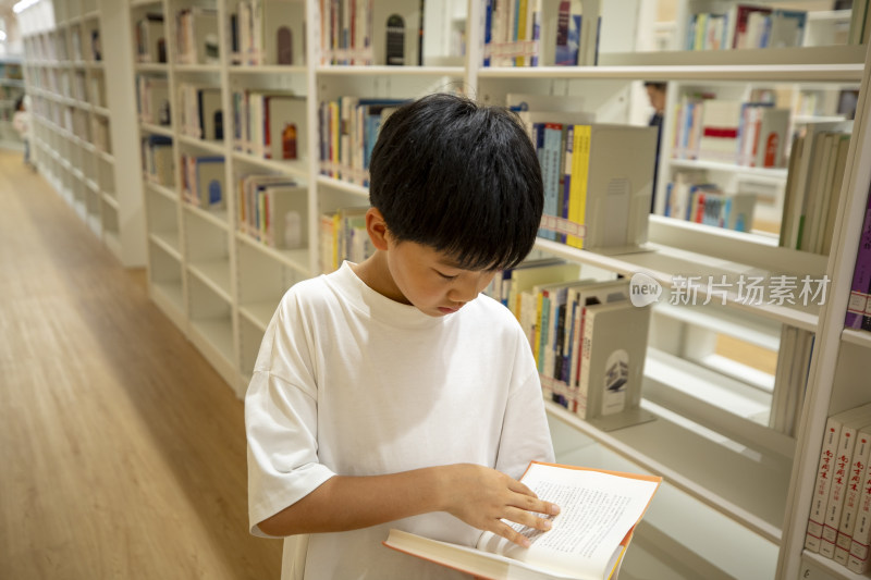 中国小男孩在图书馆看书阅读
