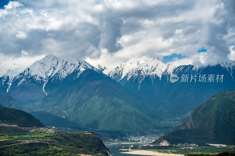 中国西藏高海拔雪山蓝天白云自然风景