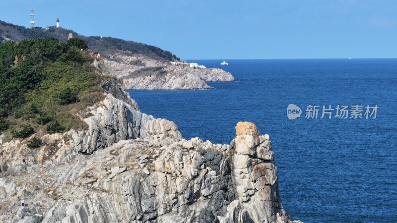 航拍威海市环翠区北环海路猫头山秋季风景