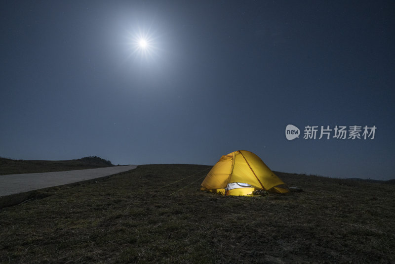 野外露营帐篷夜景星空下的独处时光