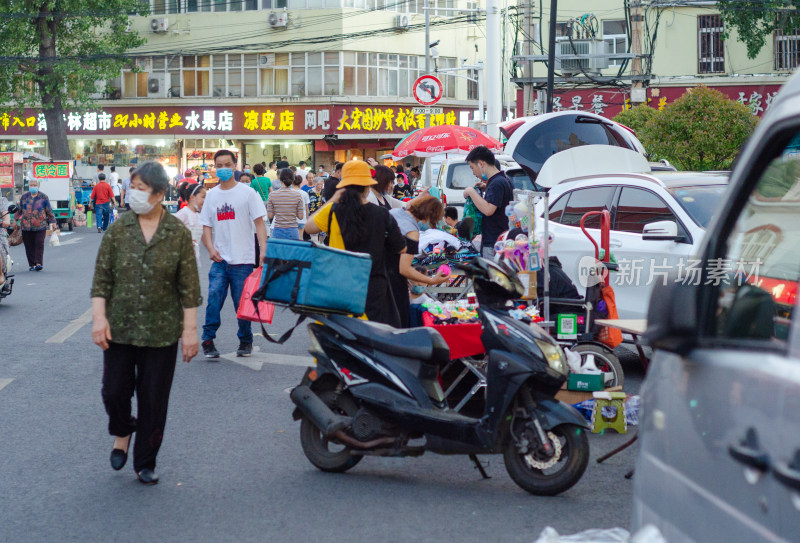 青岛小村庄街道边热闹的露天集市场景