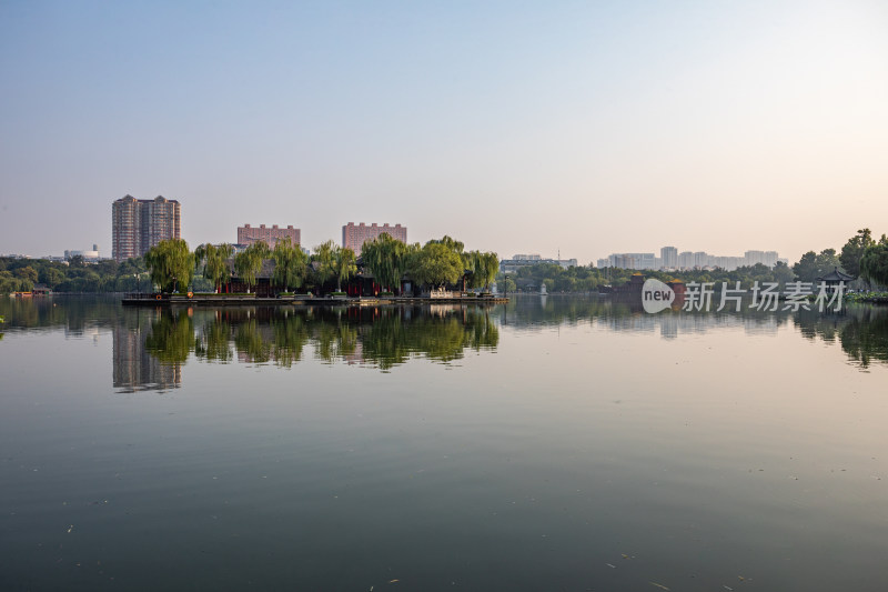 山东济南大明湖风景区自然景观与城市风光