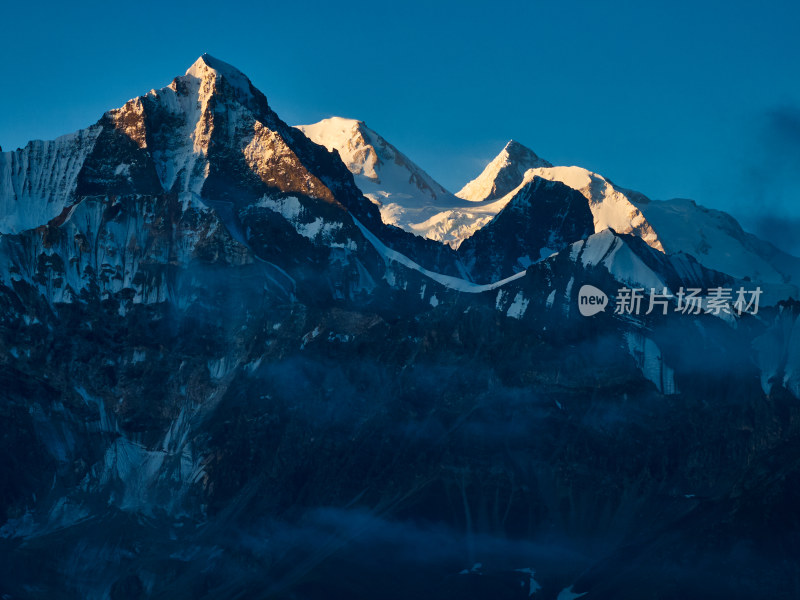 绝美的日照金山