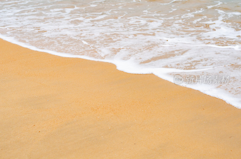 海边细浪和沙滩